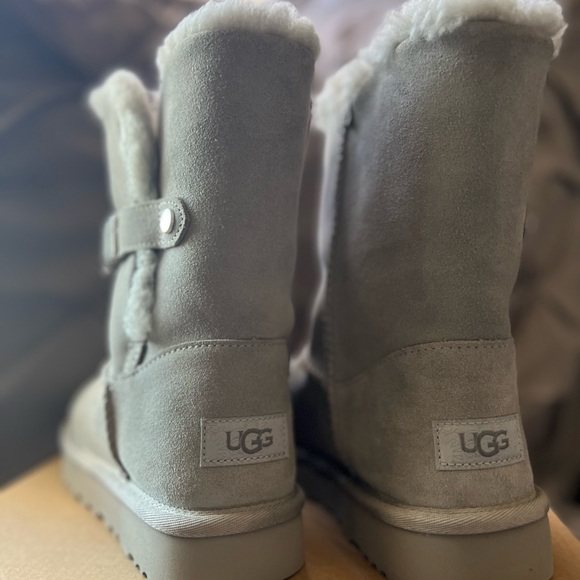UGG Bailey Metal Graphic Leather - Picture 9 of 11